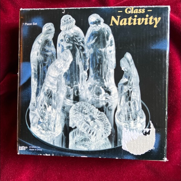 Small Glass Nativity Set. 7 piece set. Mirror counts as one piece. - Picture 3 of 7